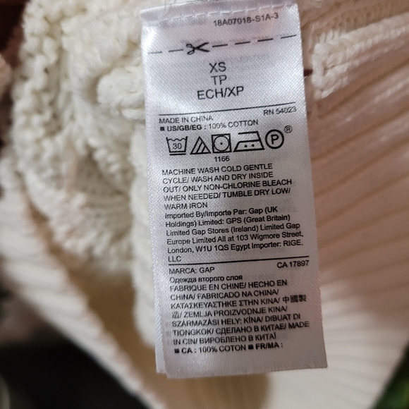 SIZE XS. GAP Cable knit sweater. - Picture 4 of 4